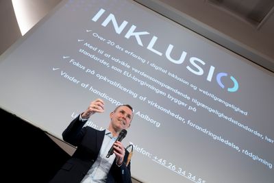 Stein Erik står foran et slide om Inklusio