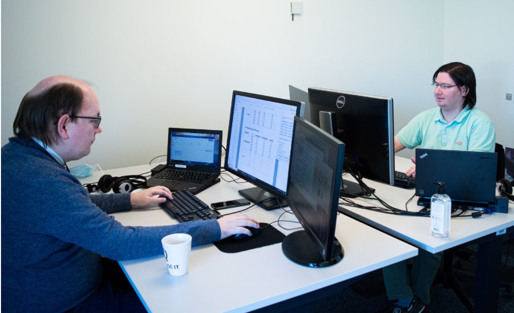 Brian og Henrik, som er testere hos InqludeIT, arbejder foran computer
